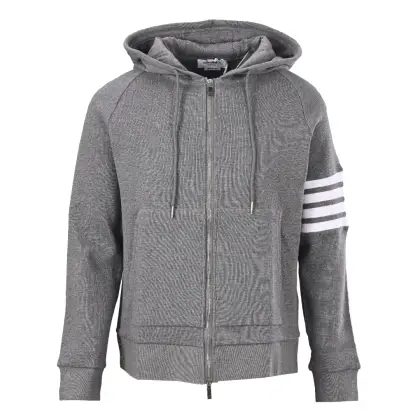正品级 THOM BROWNE/汤姆布朗TB 经典款华夫格外套 420克定织定染成衣华夫格面料打造而成,采用罗纹圆机十字罗纹织法,32支3股纱并入针孔,超重工的紧密针织工艺,使面料表面呈现出细腻的肌理感,手感柔和厚实挺滑,有一定的自重感,同时也拥有着良好的透气性,贴身穿着极为舒适亲肤,材料为精梳,棉纱采用TB御用面料供应商,华孚色纺的色纱,保证面料的稳定和舒适的情况下,颜色在阳光照射下不会有黄变现象!重磅单品,代购版本. 1-4
